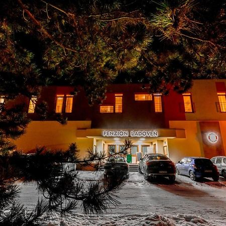 Penzion Ladoven Skvela Kuchyna A Rodinna Atmosfera Martin Exterior foto
